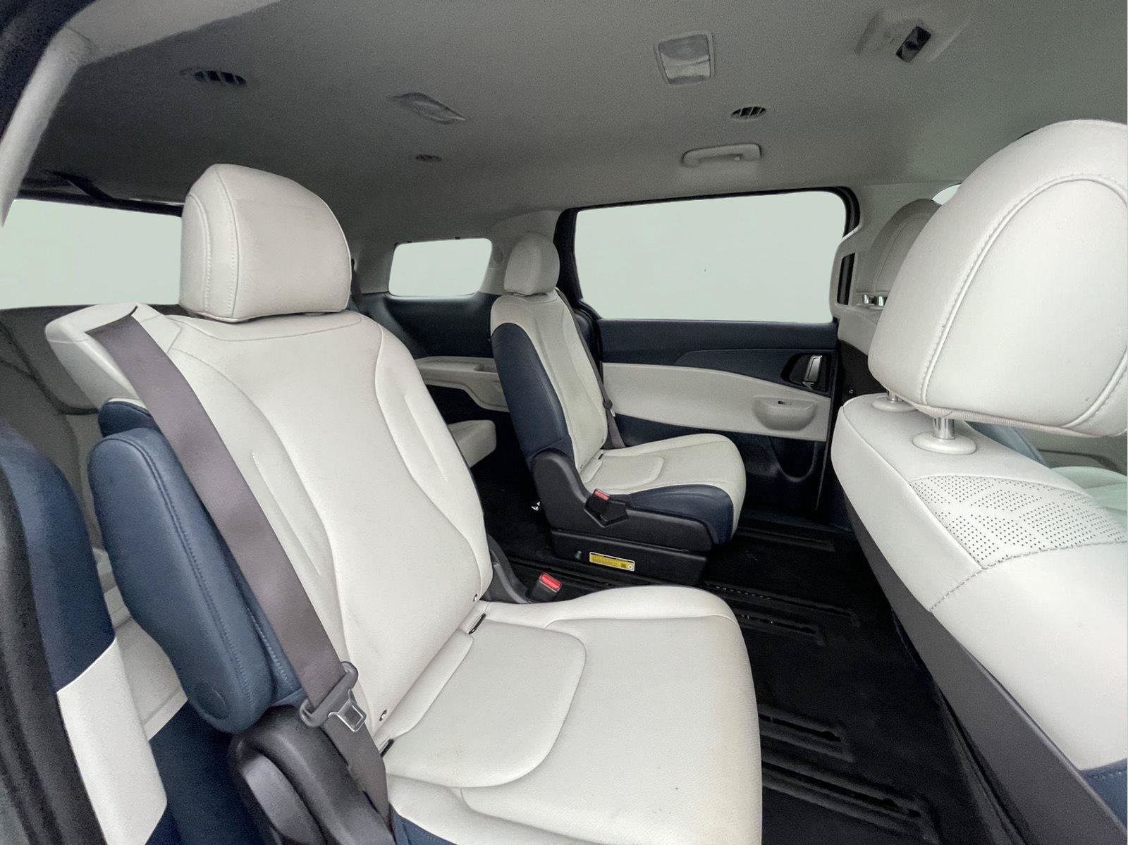 Used 2025 Kia Carnival EX FWD image 25