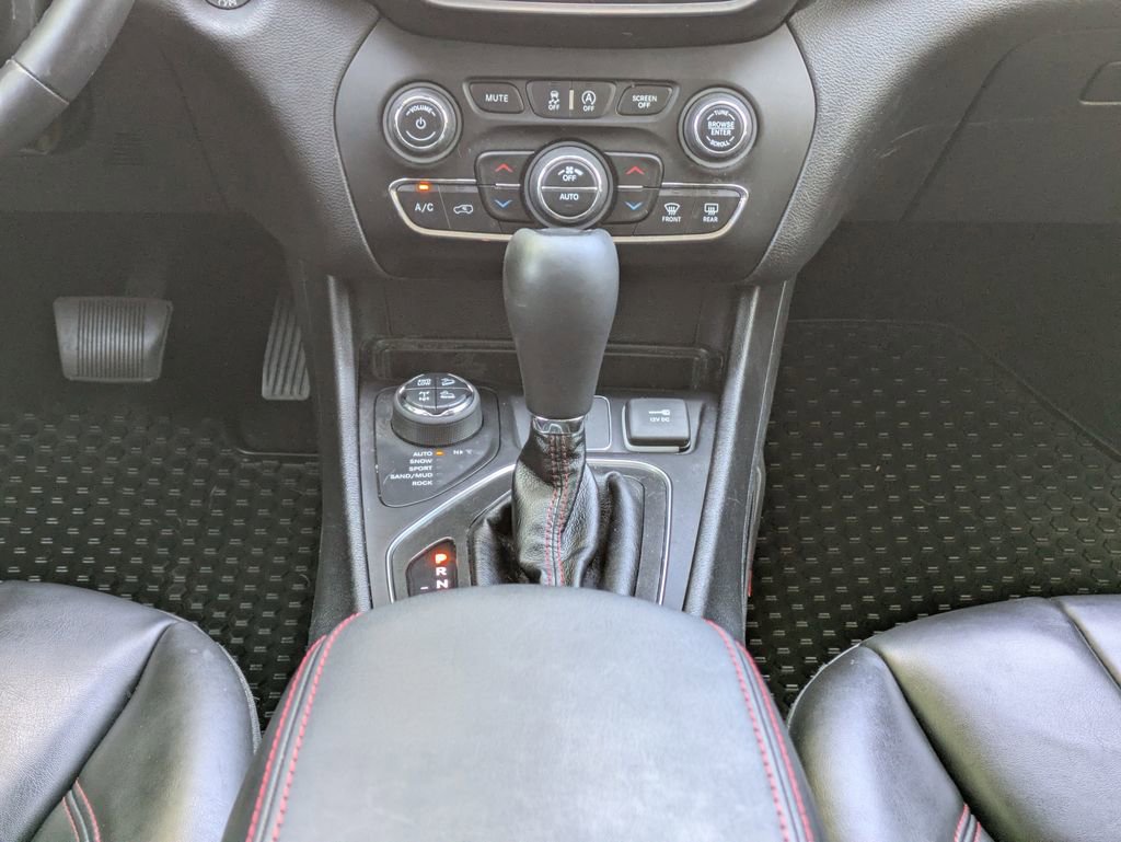 Used 2020 Jeep Cherokee Trailhawk w/ Technology Group AWD/4WD image 23