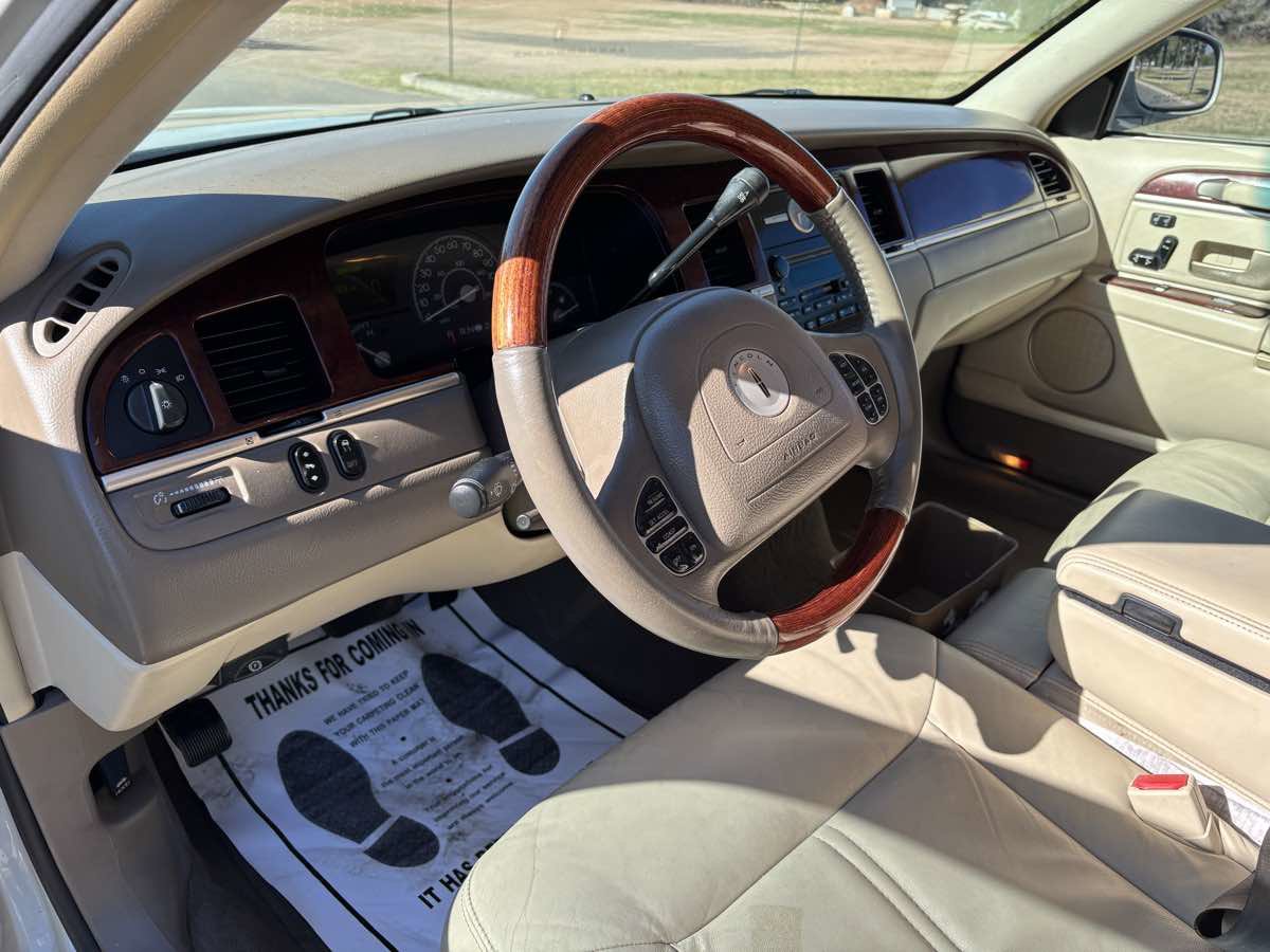 Used 2004 Lincoln Town Car Ultimate RWD image 10
