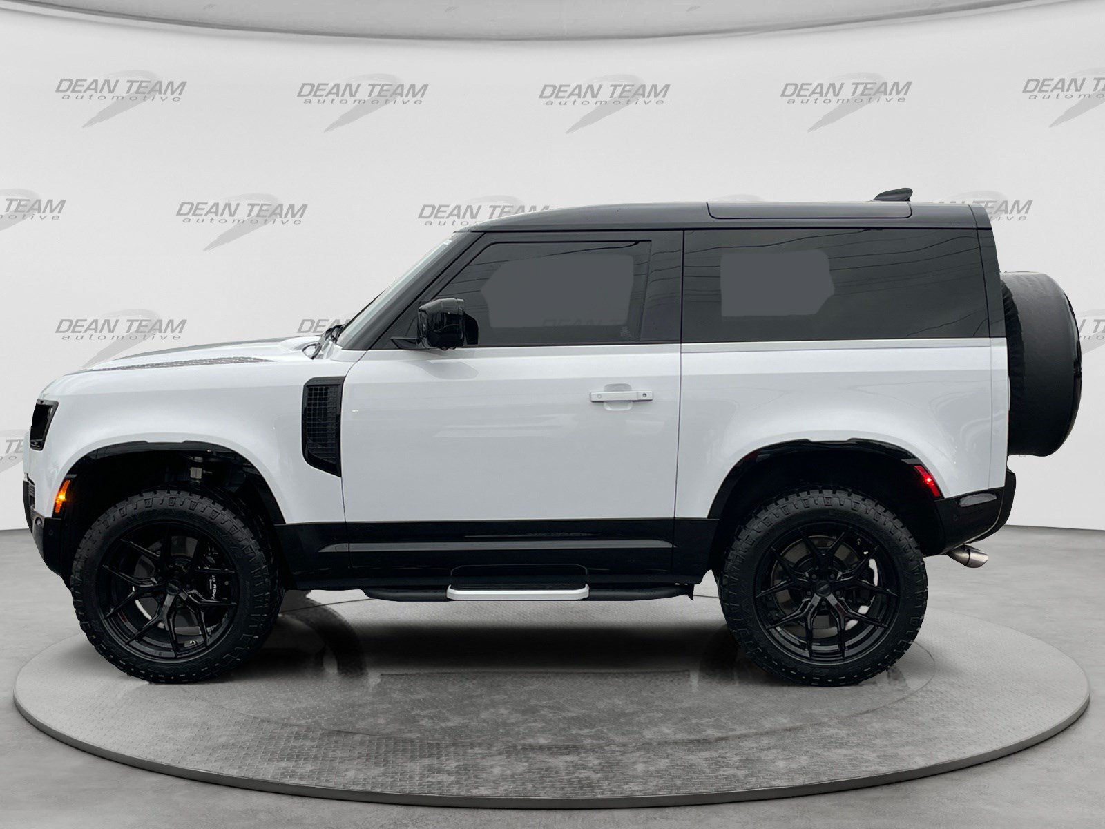 Used 2023 Land Rover Defender 90 V8 AWD/4WD image 4
