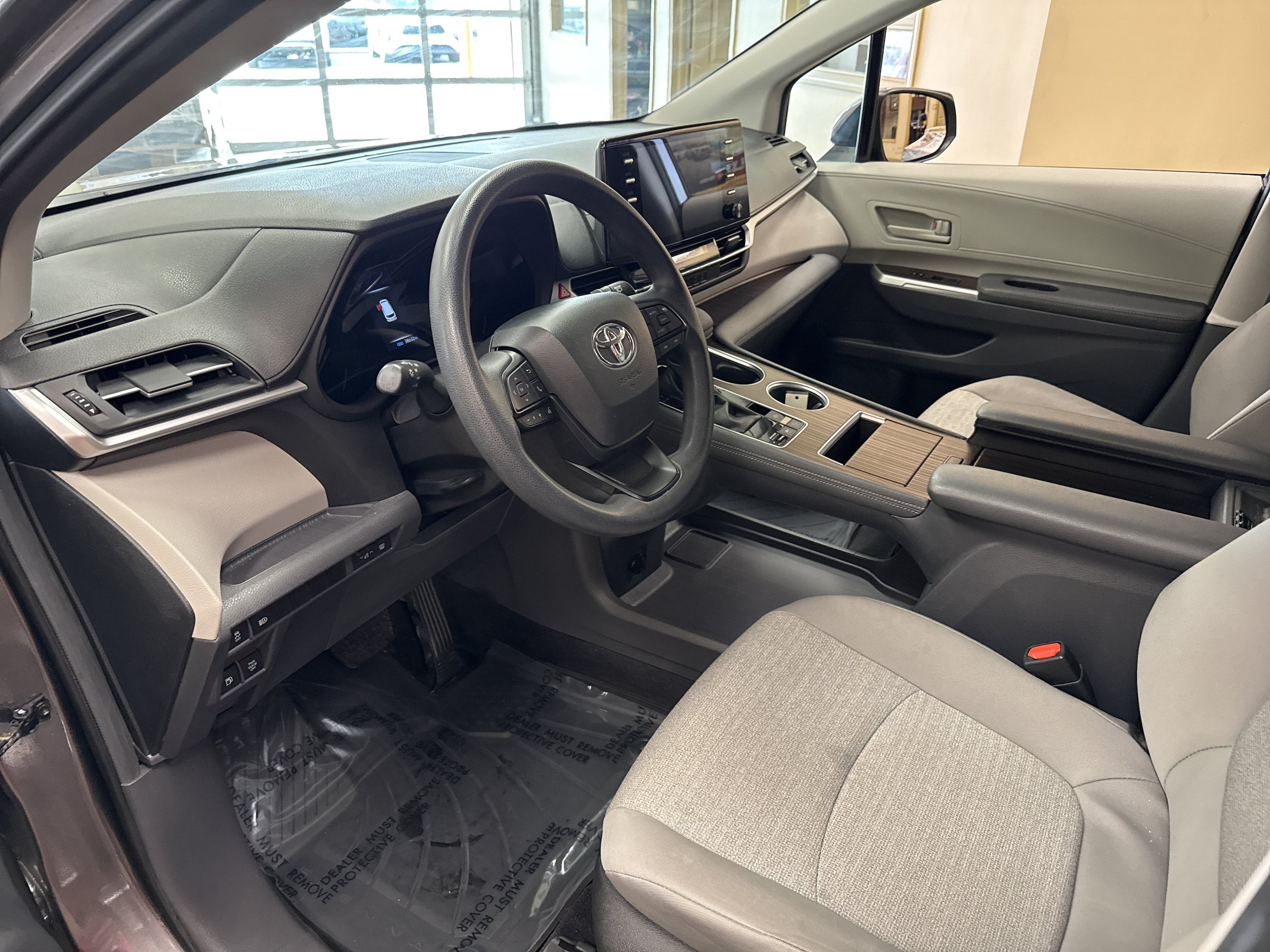 Used 2023 Toyota Sienna LE FWD image 24