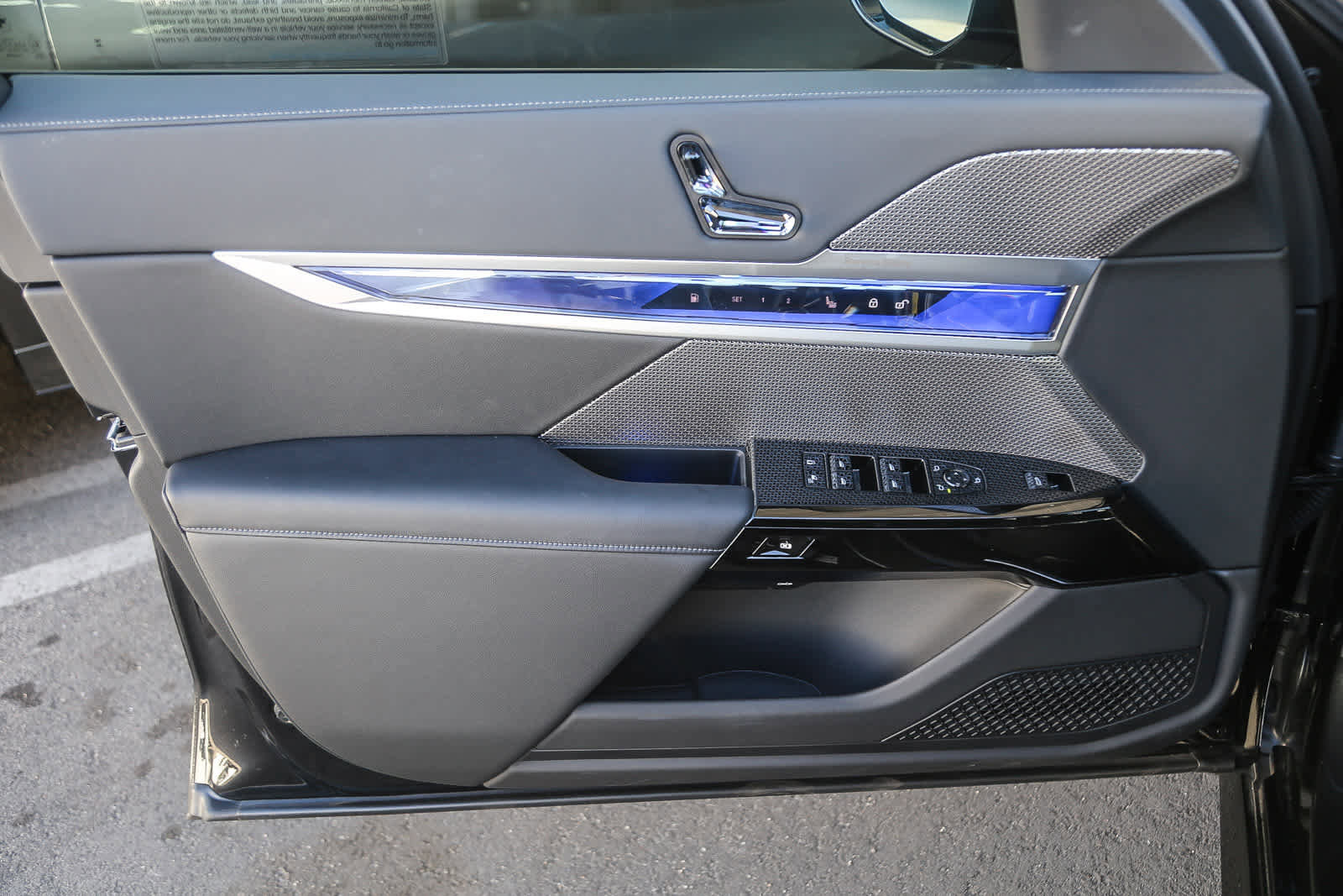 Used 2026 BMW 750e xDrive w/ Premium Package image 17