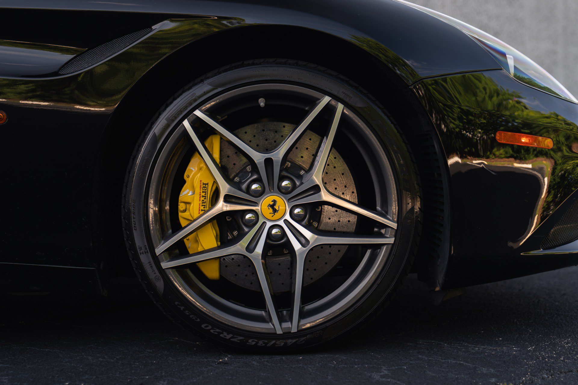 Used 2017 Ferrari California T RWD image 20