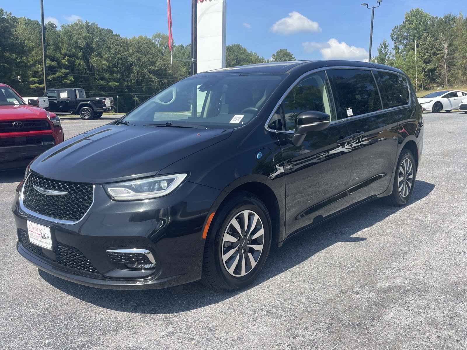 Used 2023 Chrysler Pacifica Touring-L FWD image 5