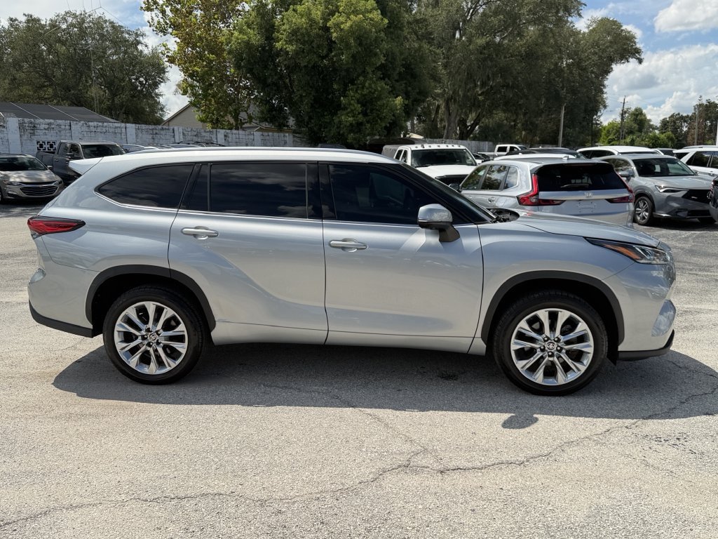 Used 2023 Toyota Highlander Limited FWD image 4