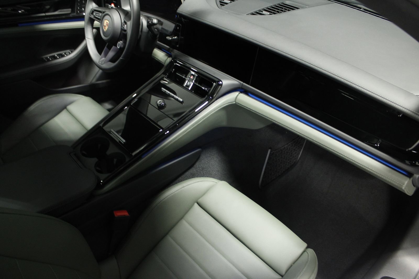 Used 2025 Porsche Panamera 4 image 28