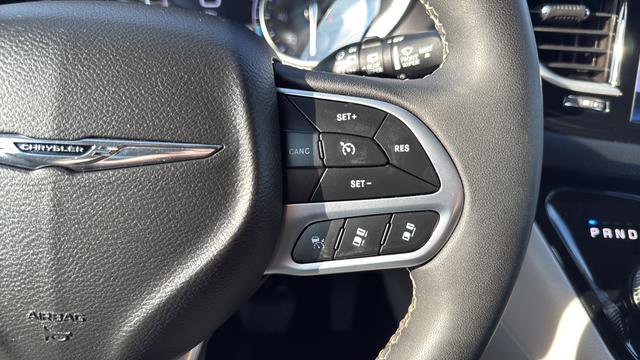 Used 2024 Chrysler Pacifica Touring-L image 35