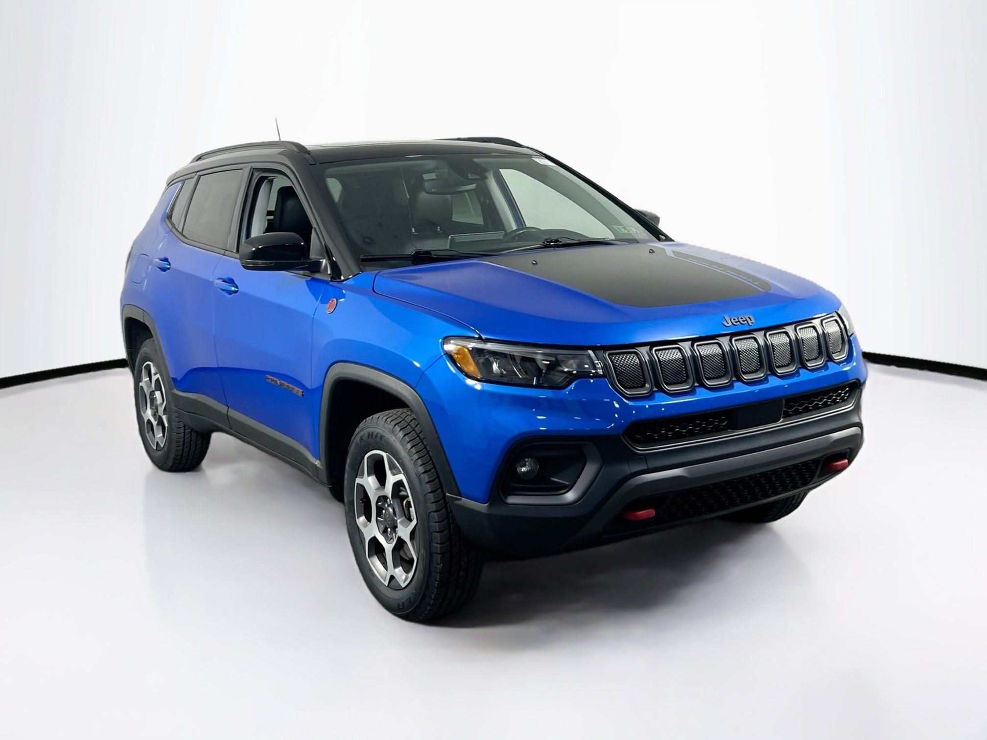 Used 2022 Jeep Compass Trailhawk w/ Sun and Sound Group AWD/4WD image 3