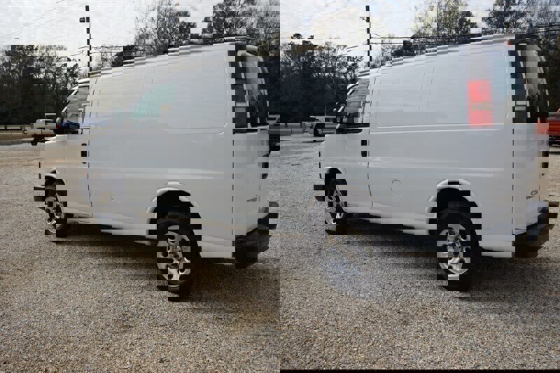 Used 2010 Chevrolet Express 1500 image 8