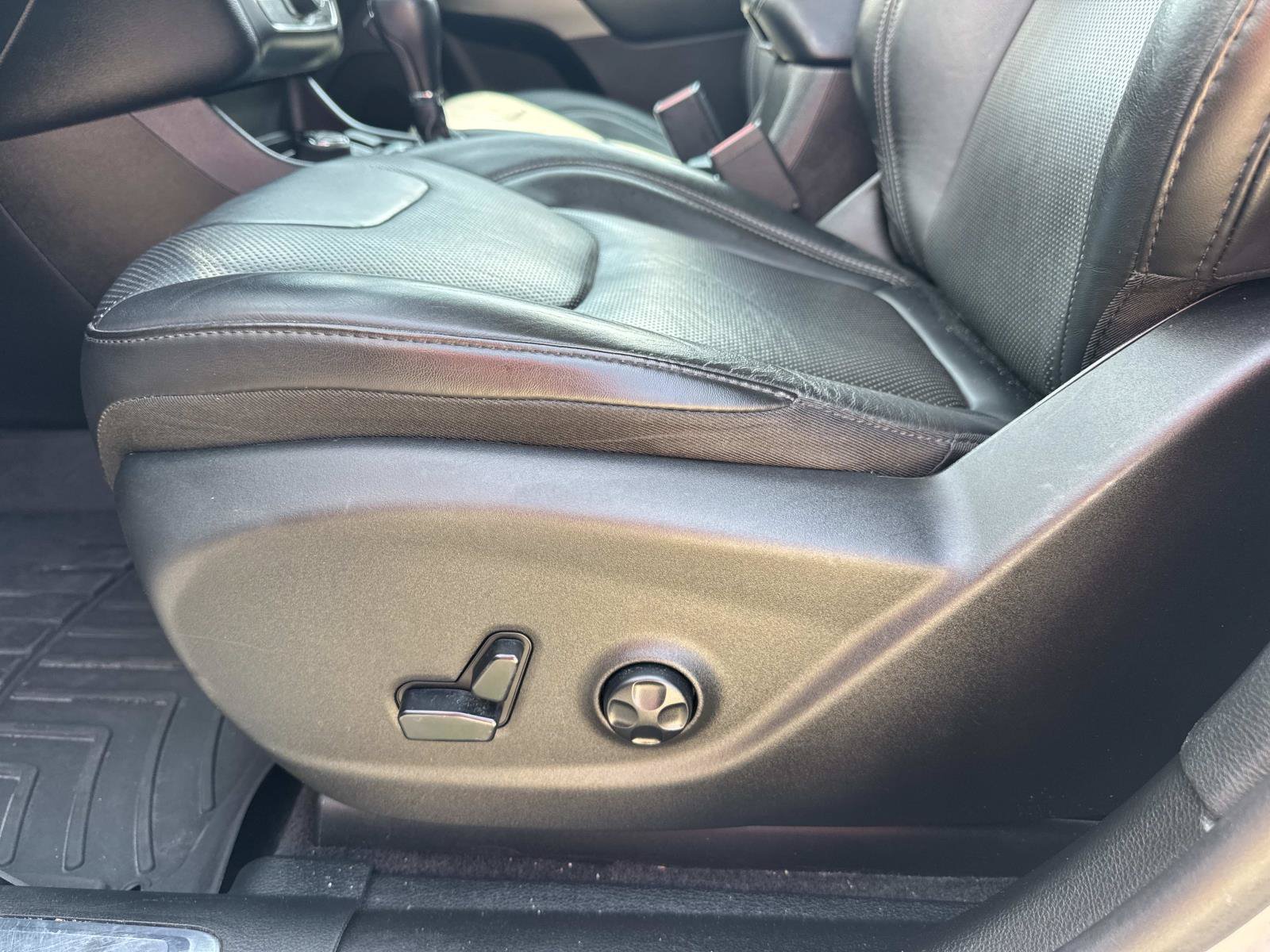 Used 2019 Jeep Cherokee Overland w/ Technology Group AWD/4WD image 17