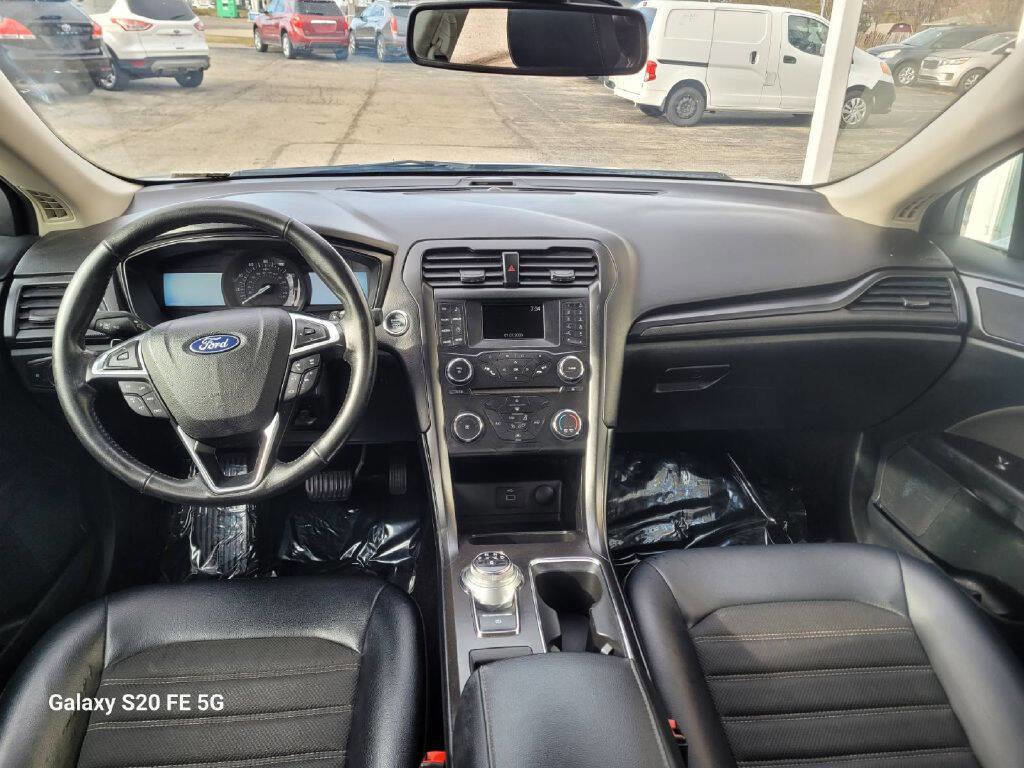 Used 2018 Ford Fusion SE image 12