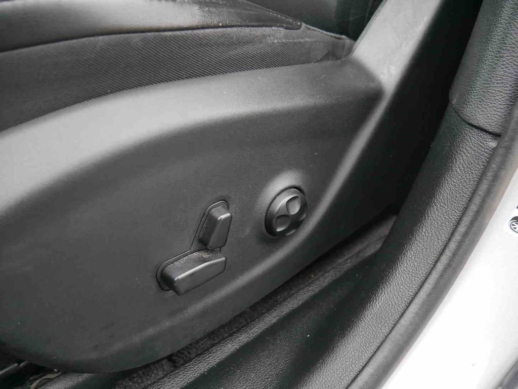 Used 2019 Jeep Cherokee Limited image 27