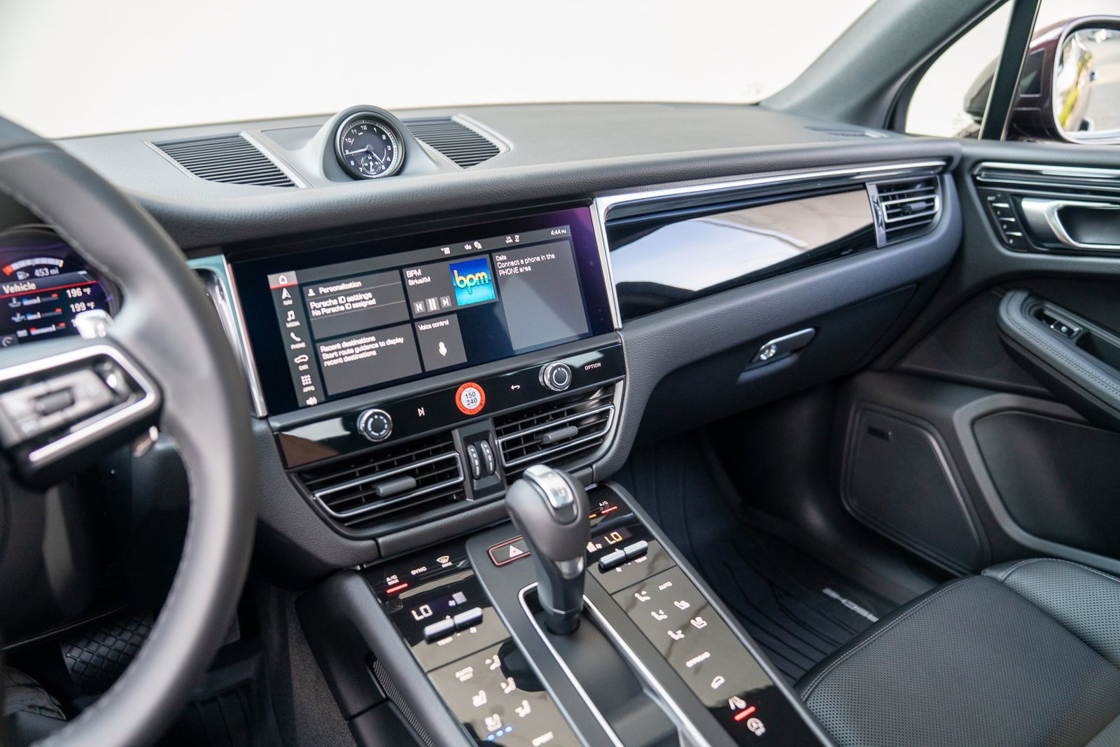 Certified 2025 Porsche Macan AWD/4WD image 14