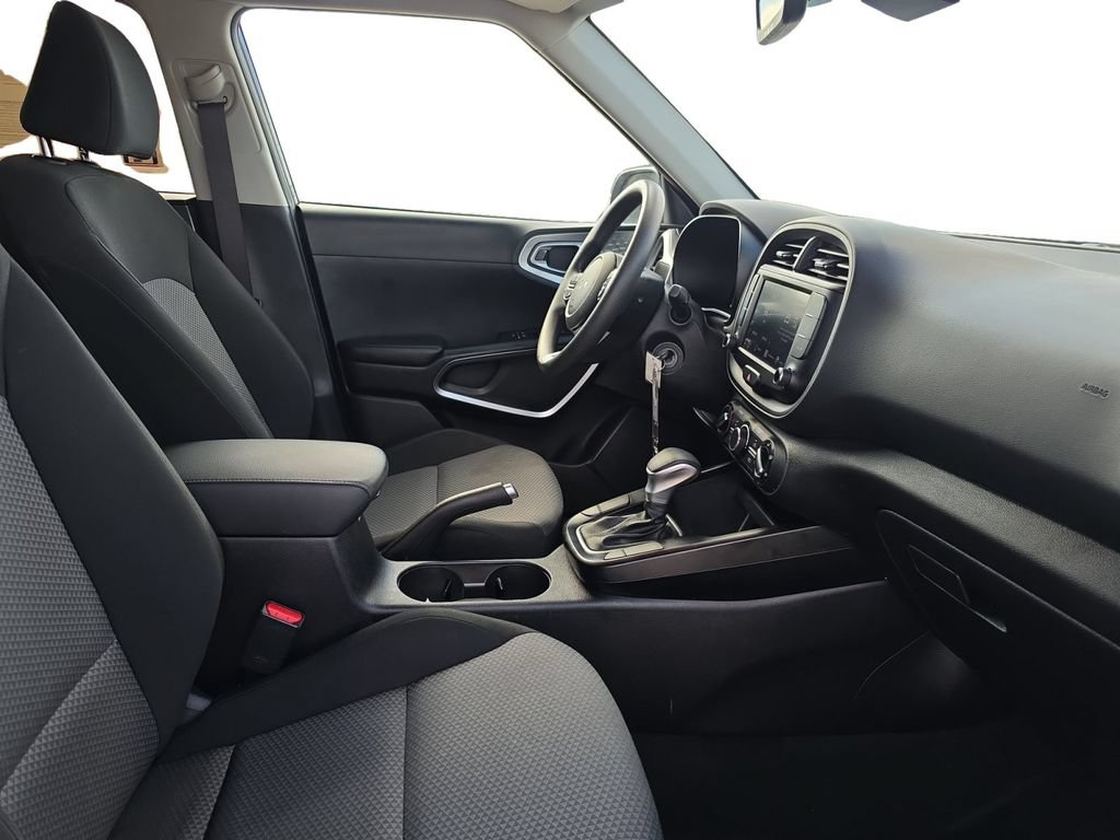 Used 2025 Kia Soul LX FWD image 18