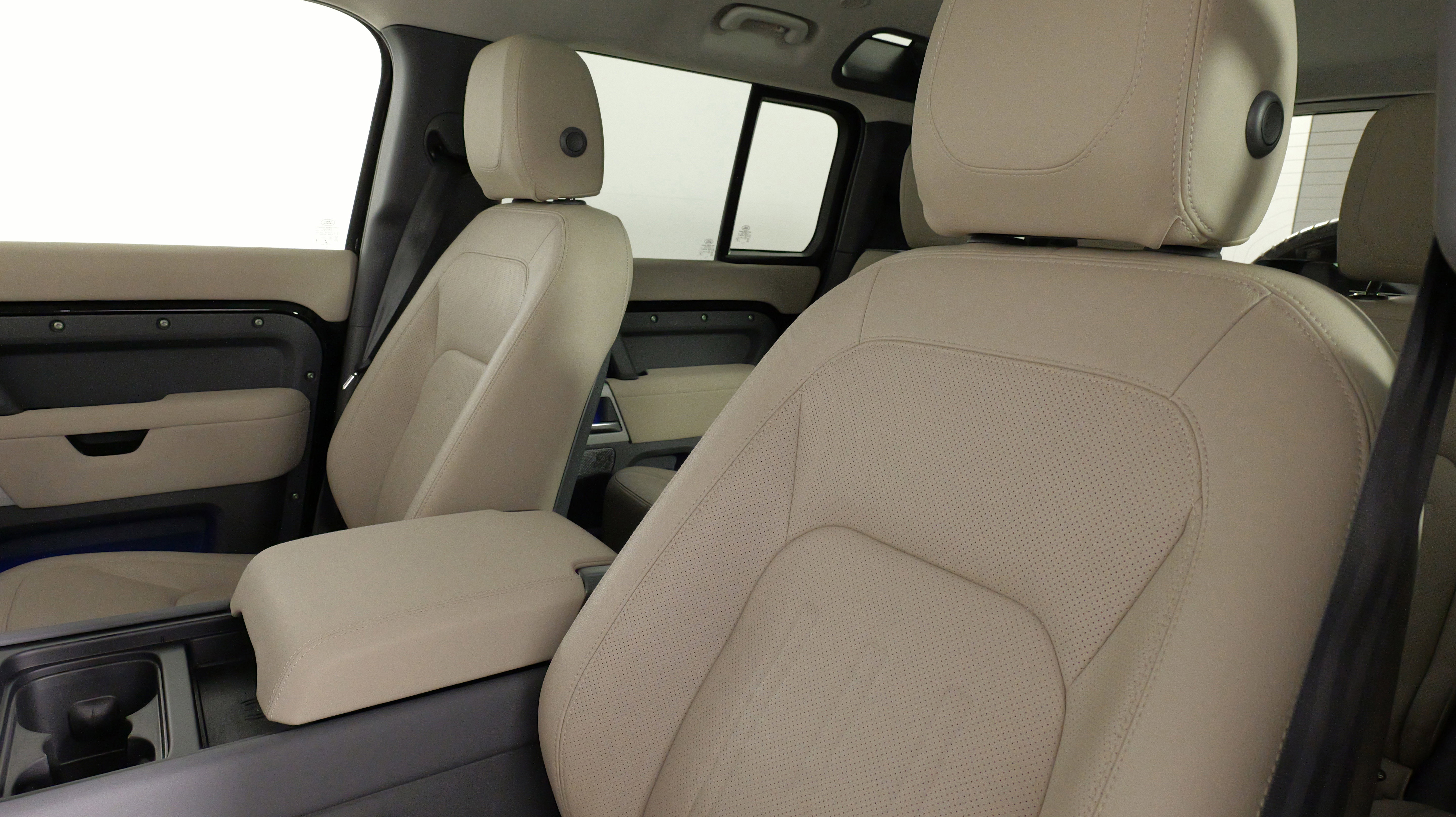 Used 2022 Land Rover Defender 110 SE image 31