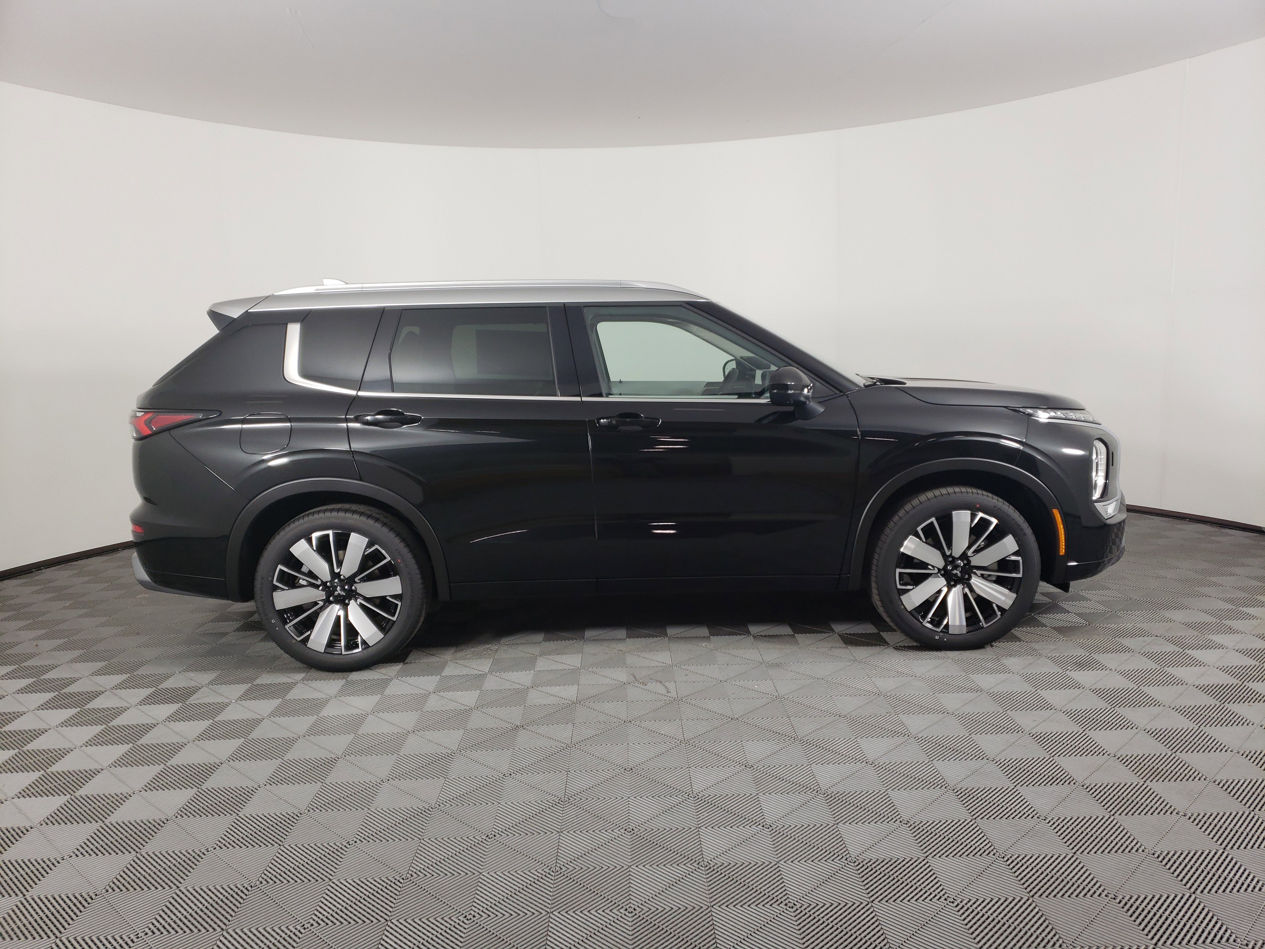 New 2025 Mitsubishi Outlander AWD image 3