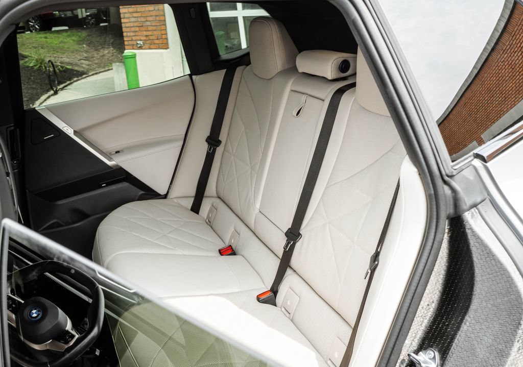 Used 2024 BMW iX xDrive50 w/ Premium Package AWD/4WD image 26