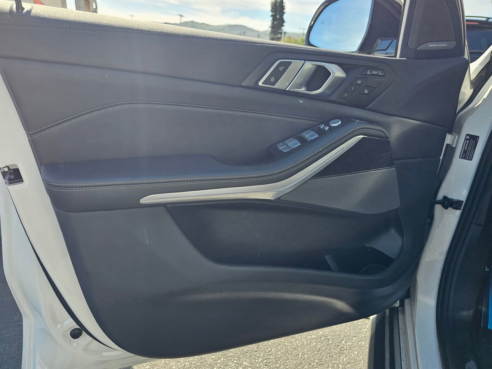 Used 2023 BMW X7 xDrive40i w/ M Sport Package image 12