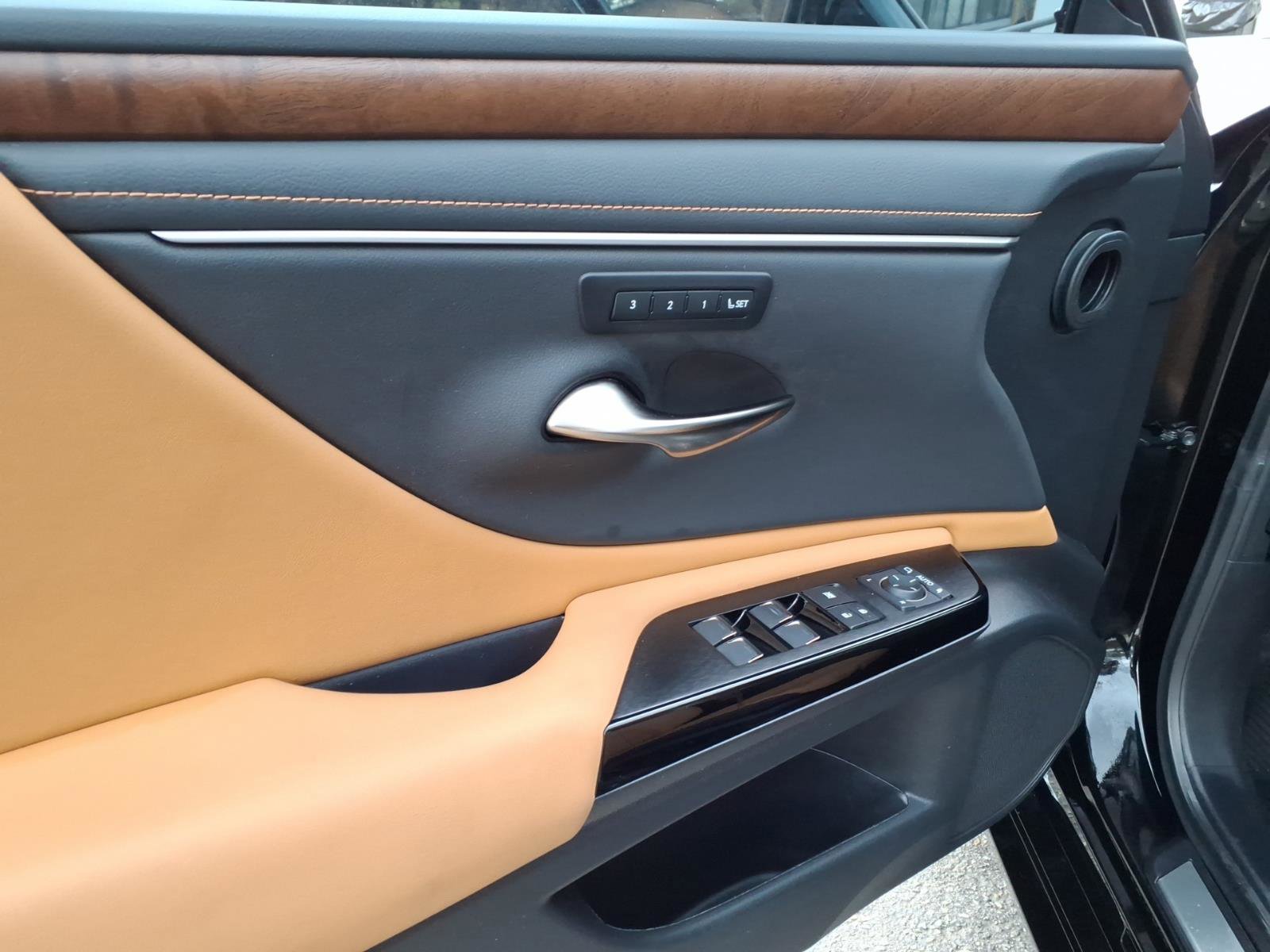 Certified 2024 Lexus ES 350 w/ Premium Package image 13