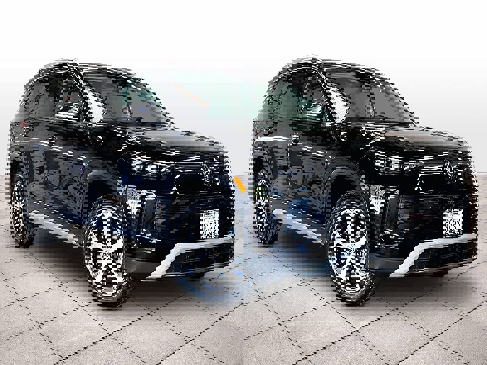 Used 2025 Volkswagen Tiguan SE image 2