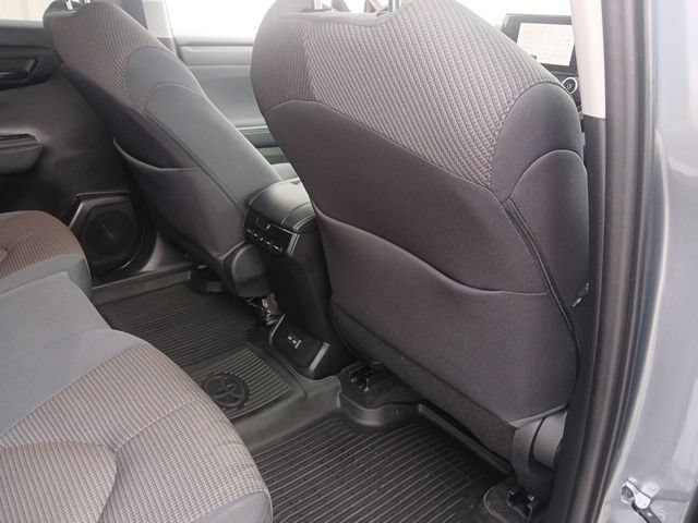 Used 2023 Toyota Highlander LE FWD image 19