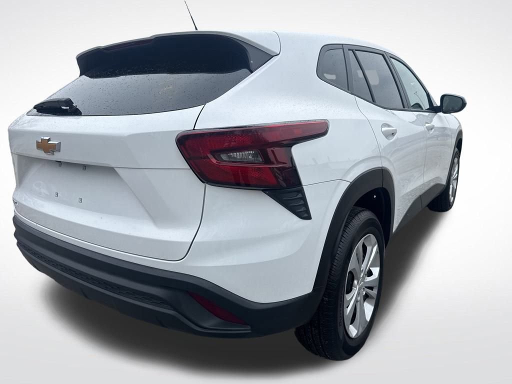 Used 2025 Chevrolet Trax LS image 9