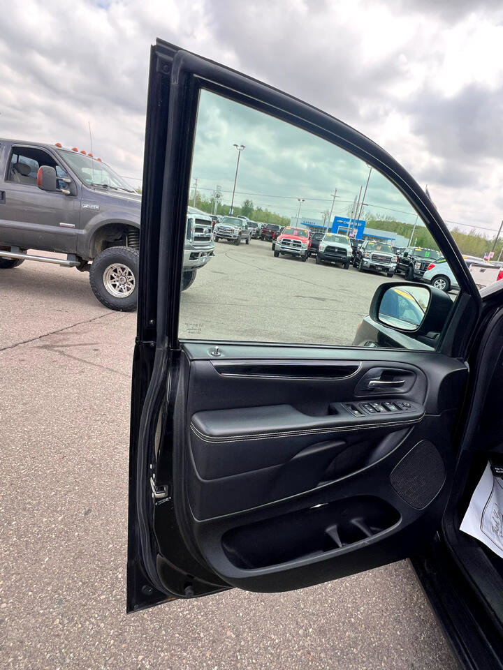 Used 2017 Dodge Grand Caravan SE image 10