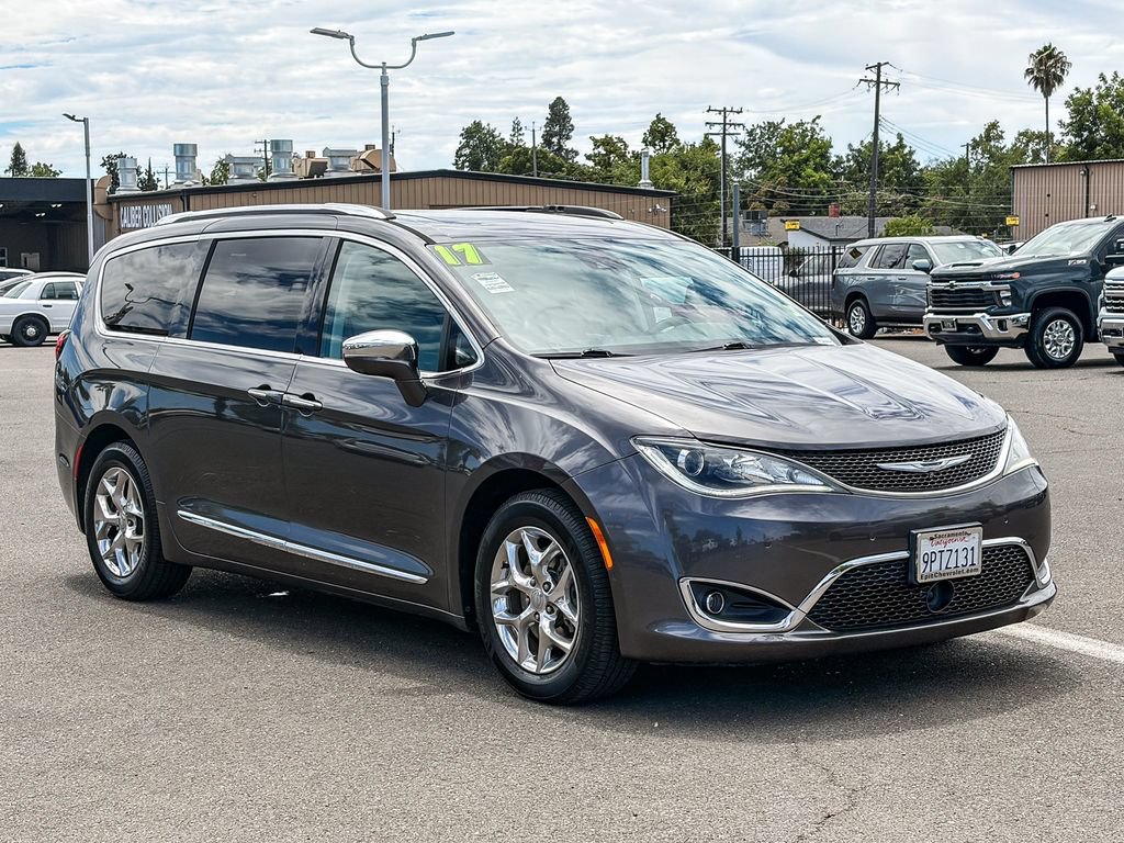 Used 2017 Chrysler Pacifica Limited w/ UConnect Theater Package FWD image 5