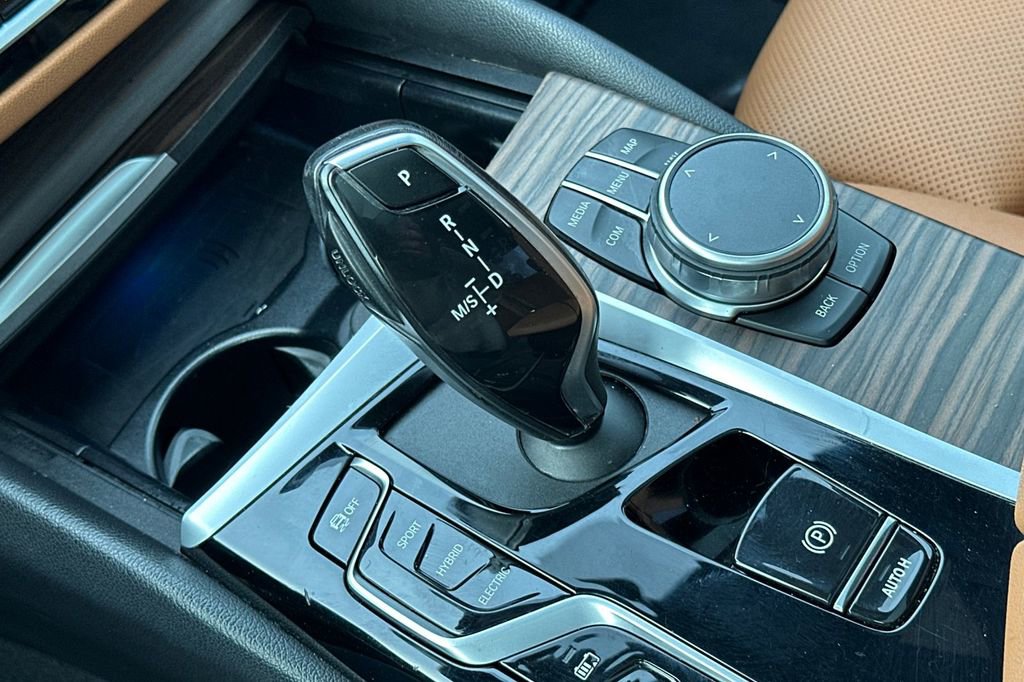 Used 2023 BMW 530e w/ Convenience Package image 23