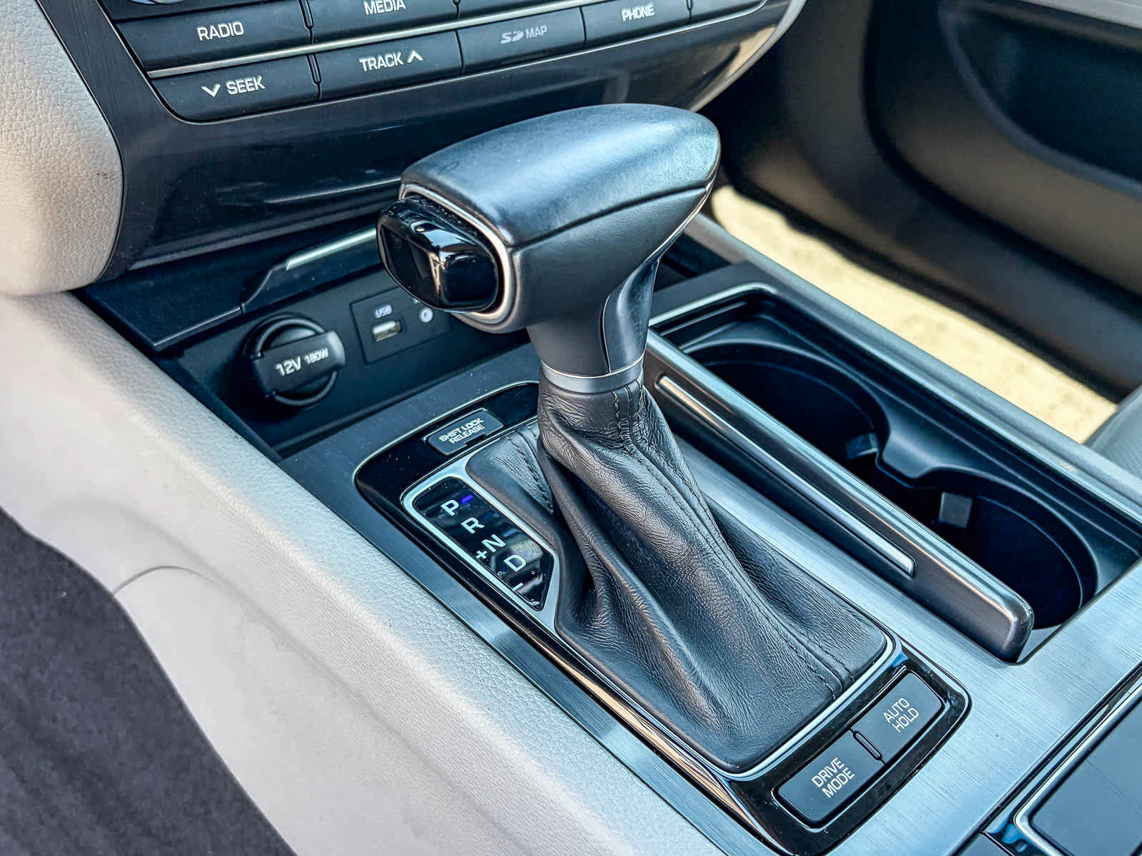 Used 2018 Genesis G80 3.8 RWD image 18