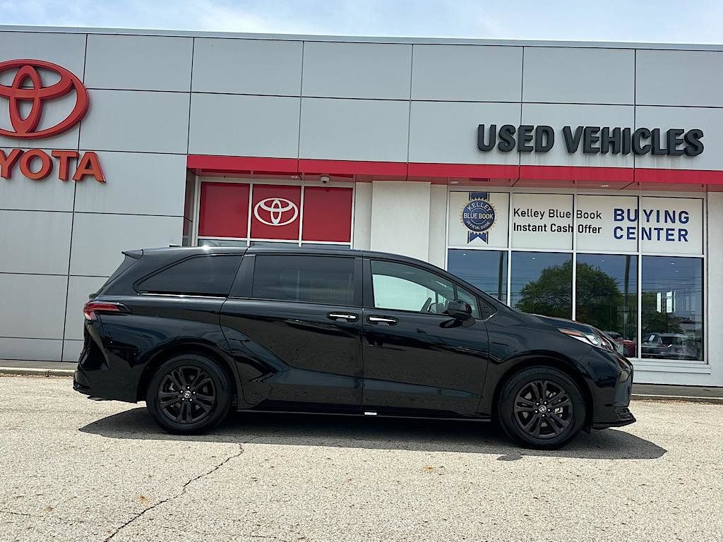 Used 2025 Toyota Sienna XSE AWD/4WD image 7