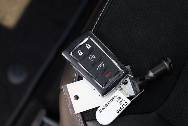 New 2025 Jeep Grand Cherokee Laredo image 28