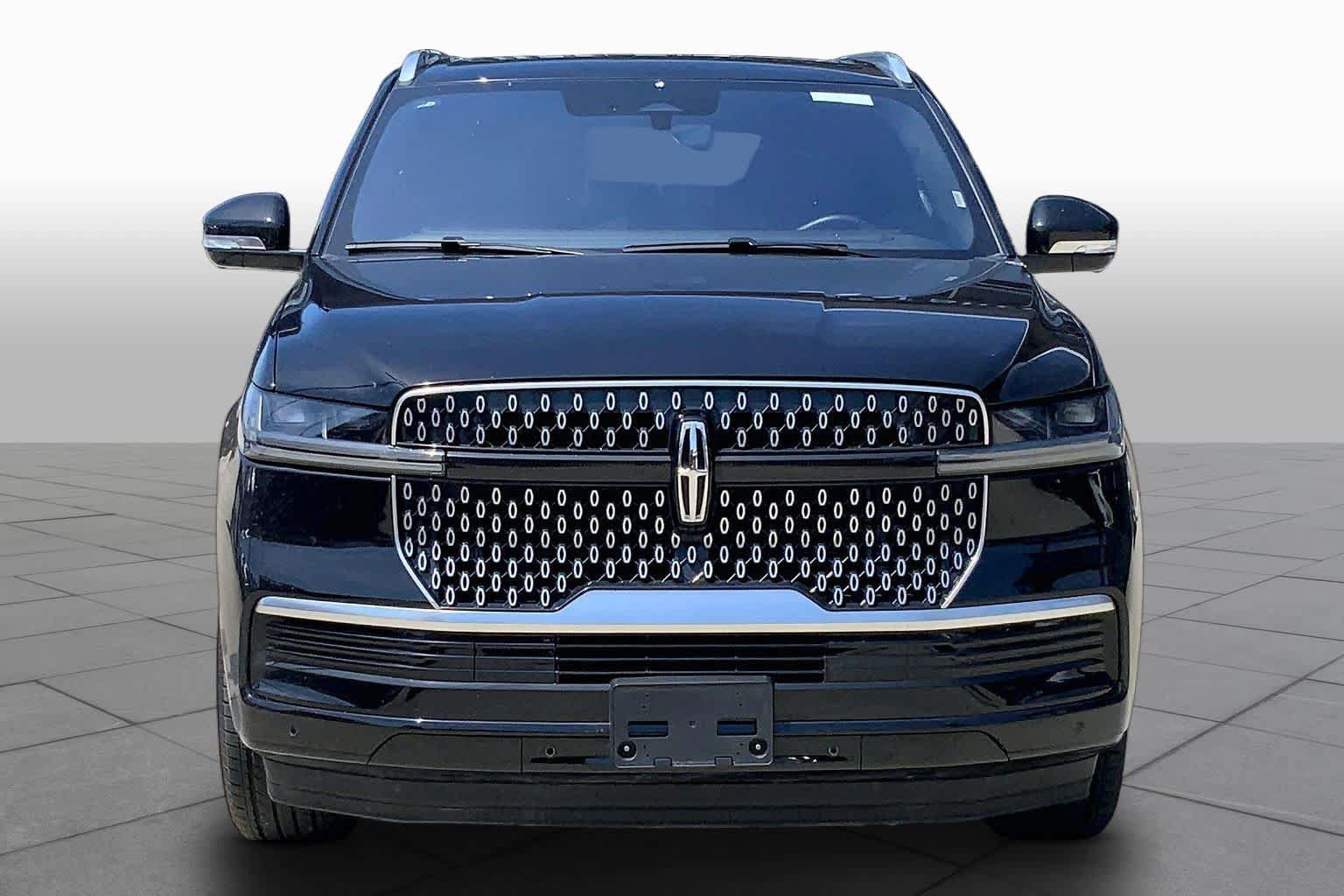 Used 2025 Lincoln Navigator Reserve AWD/4WD image 4