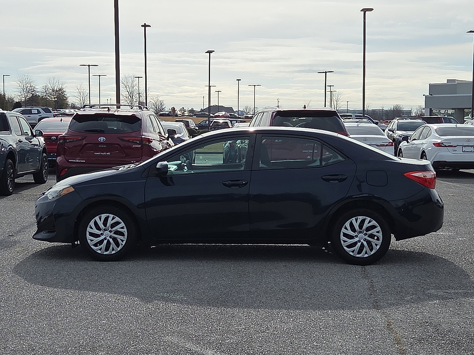 Used 2018 Toyota Corolla LE image 3