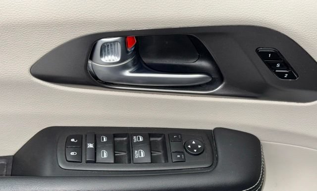 Used 2024 Chrysler Pacifica Touring-L FWD image 19