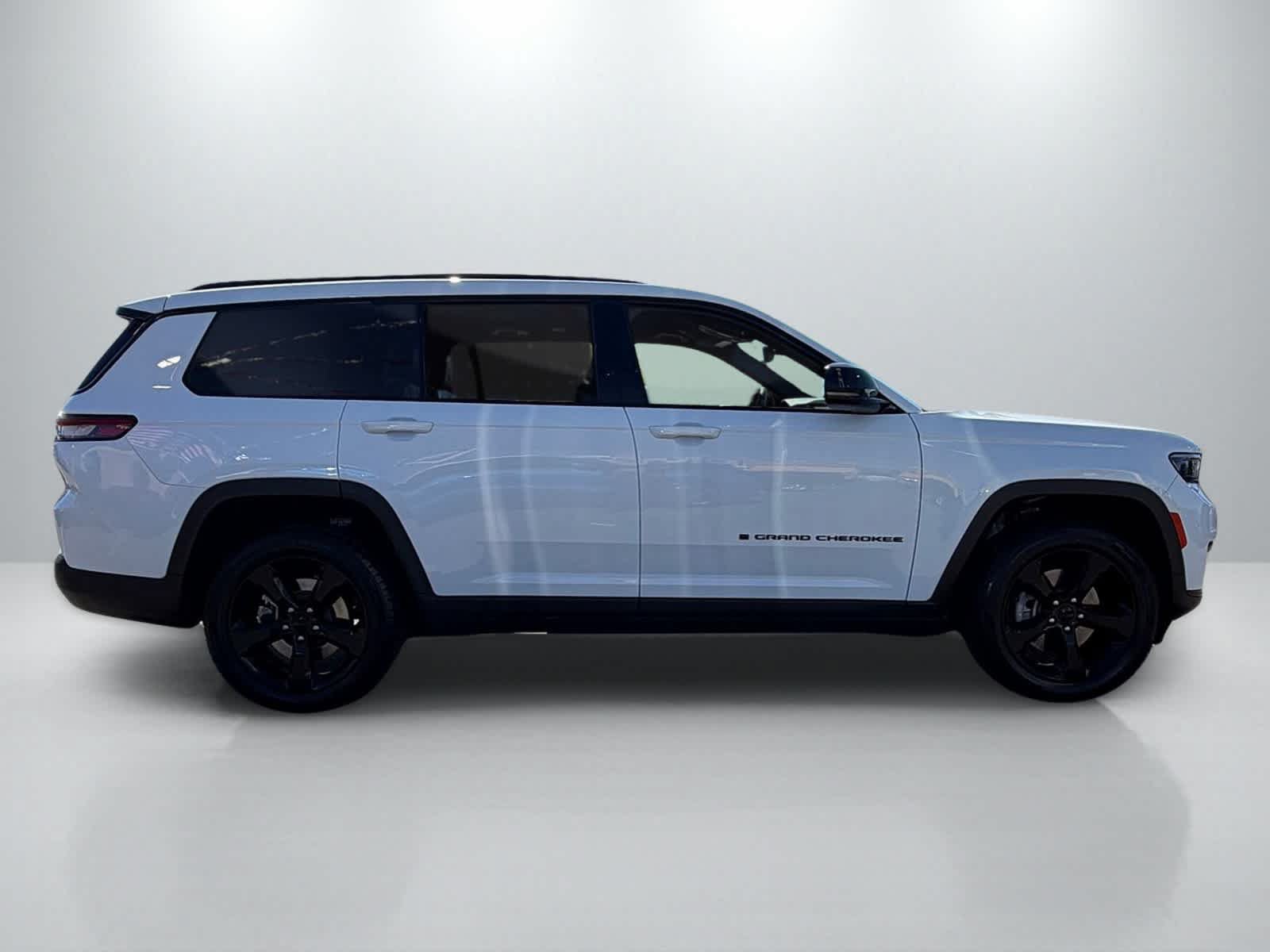 Used 2023 Jeep Grand Cherokee L Laredo RWD image 8