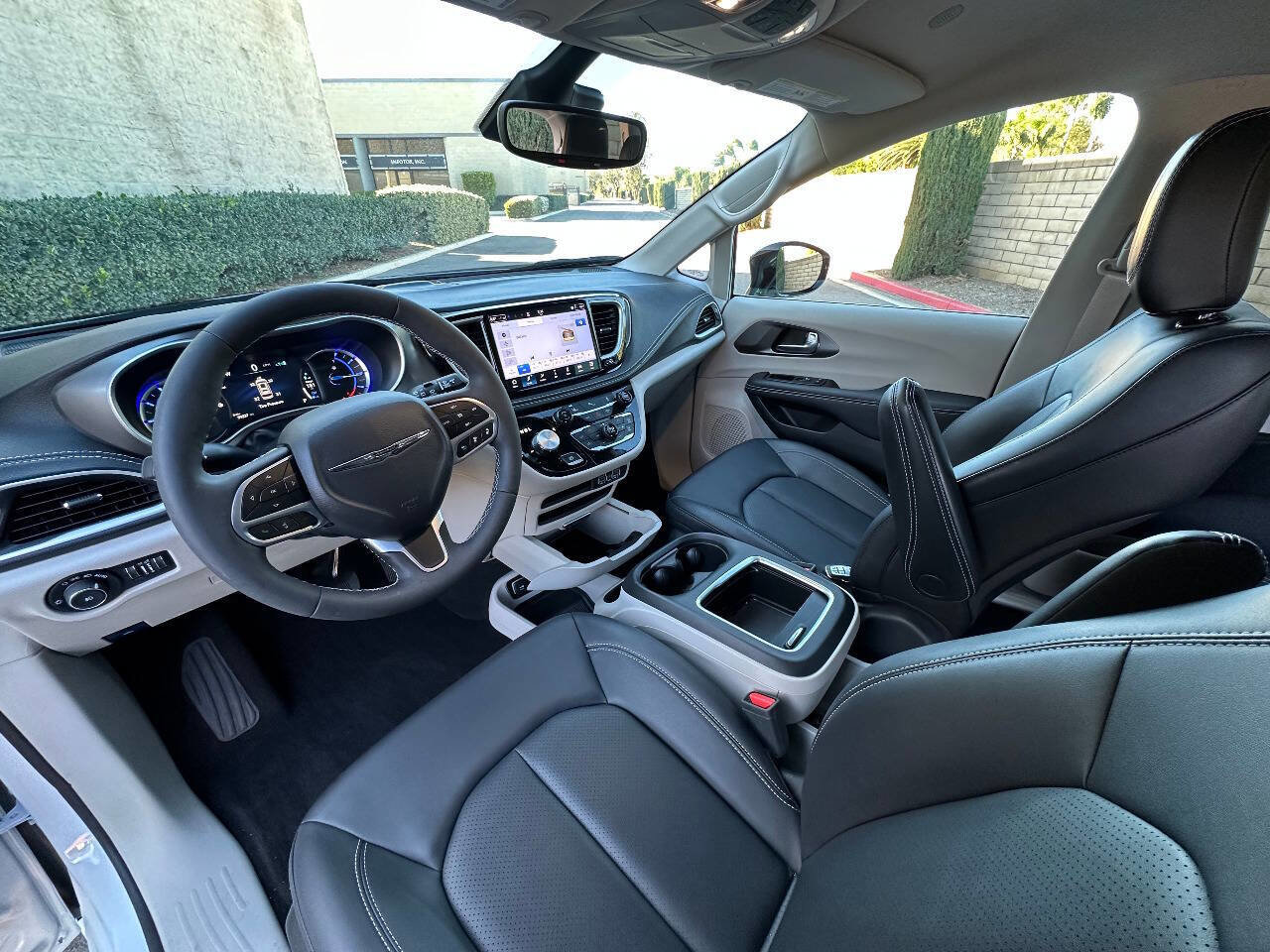 Used 2024 Chrysler Pacifica Limited FWD image 2