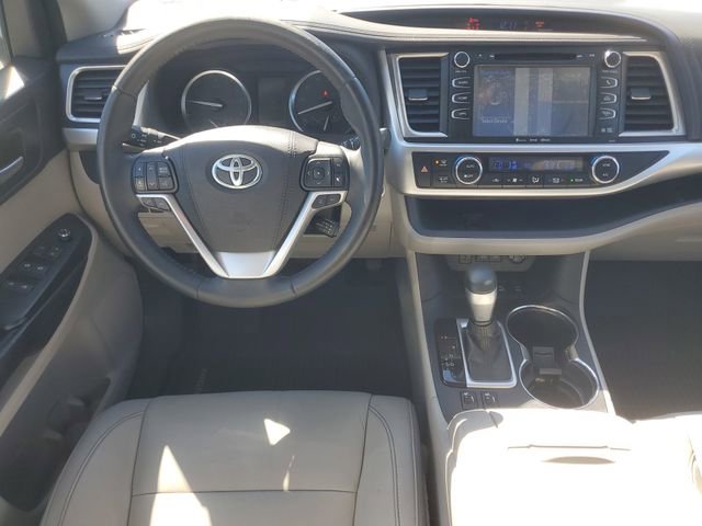 Used 2018 Toyota Highlander XLE image 16