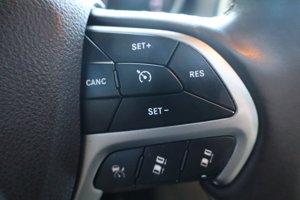 Used 2018 Jeep Grand Cherokee Overland AWD/4WD image 31