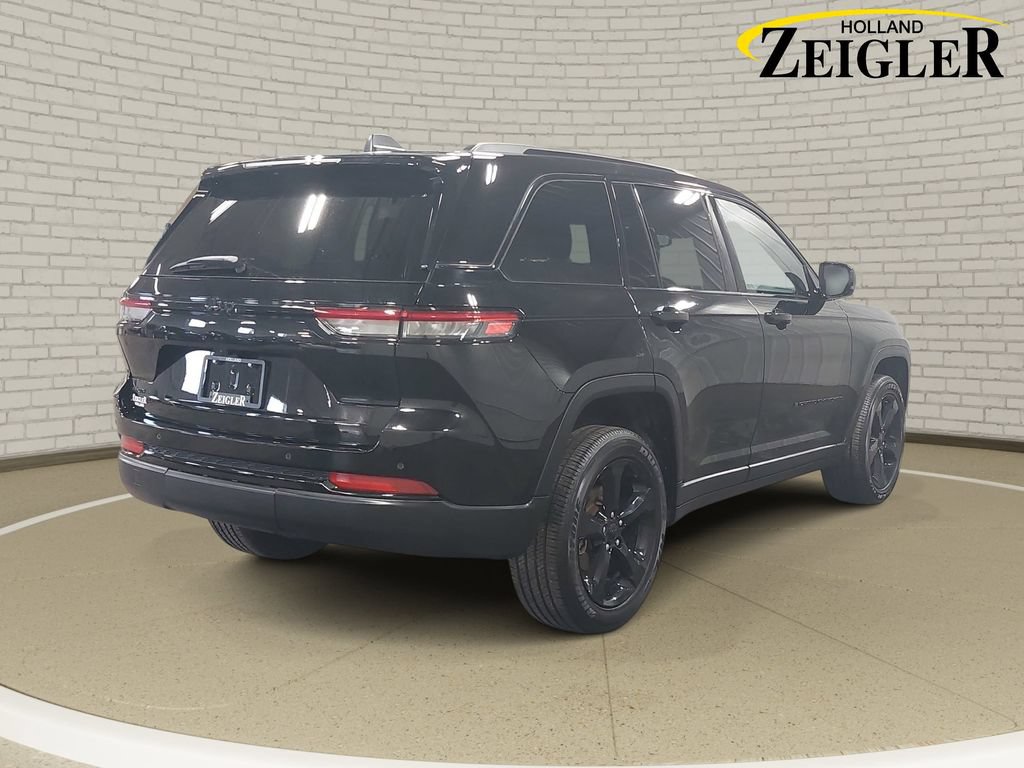Used 2023 Jeep Grand Cherokee Altitude AWD/4WD image 5