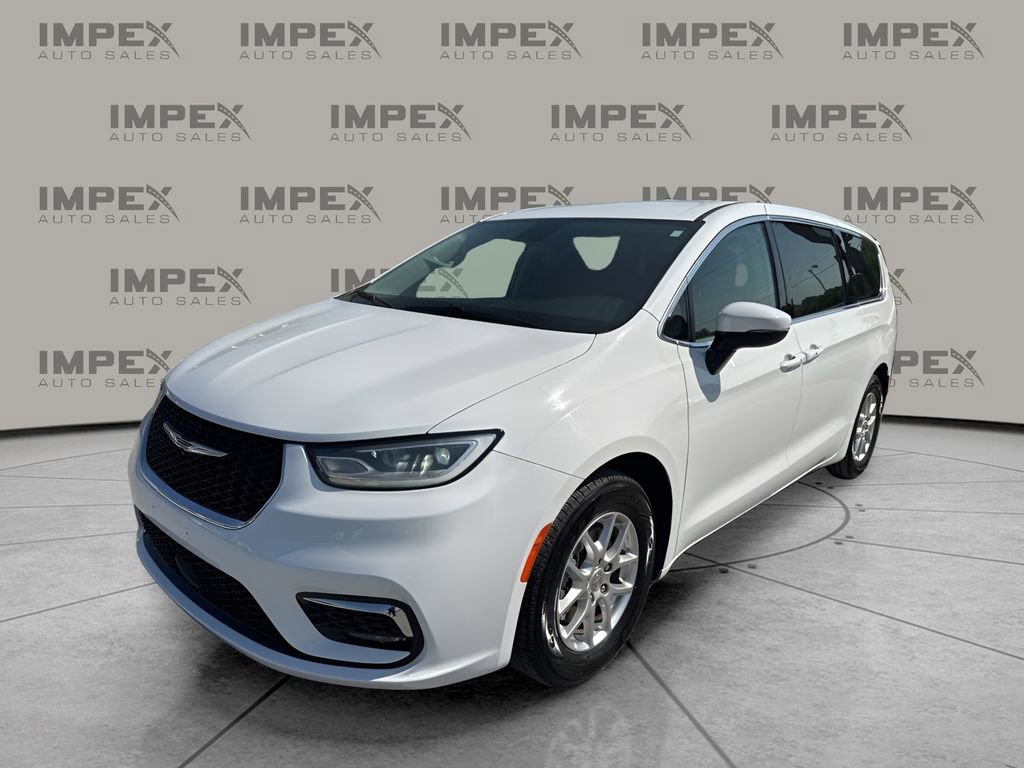Used 2023 Chrysler Pacifica Touring-L FWD image 1