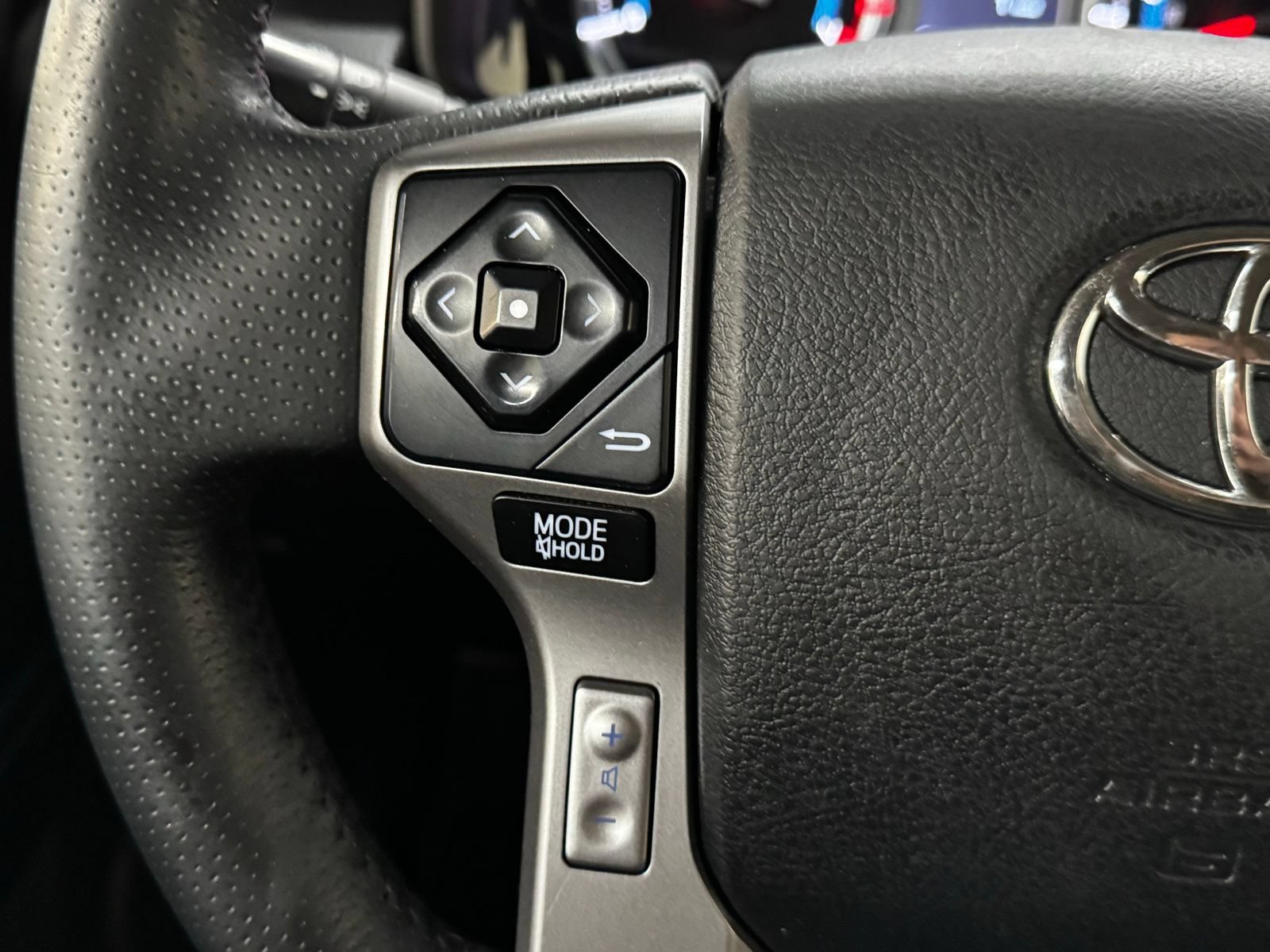 Used 2018 Toyota 4Runner SR5 AWD/4WD image 22
