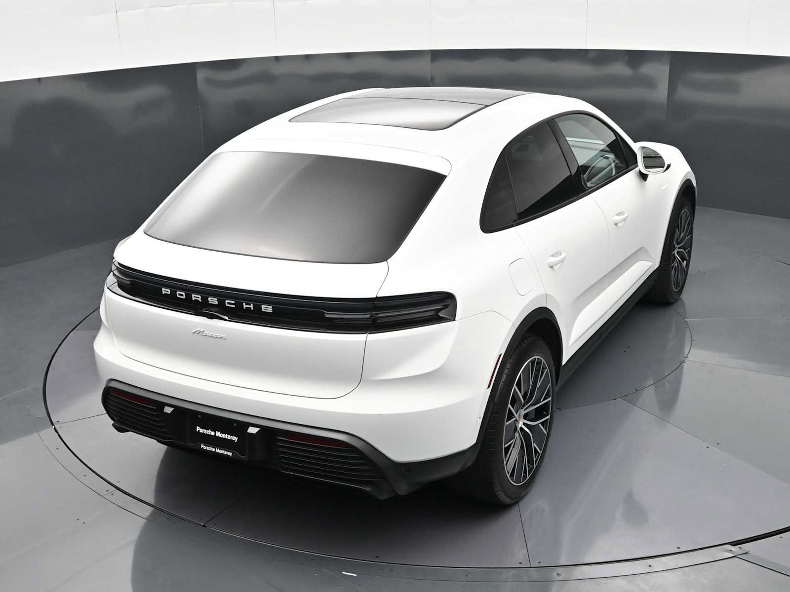 Certified 2025 Porsche Macan Electric RWD image 33
