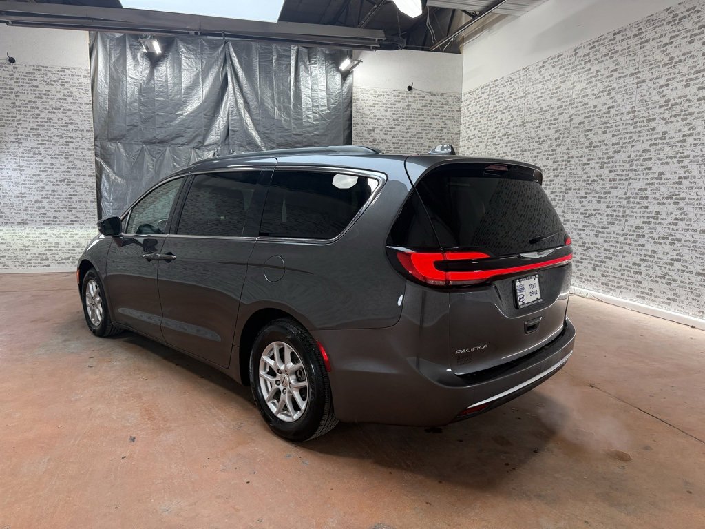 Used 2022 Chrysler Pacifica Touring-L image 5