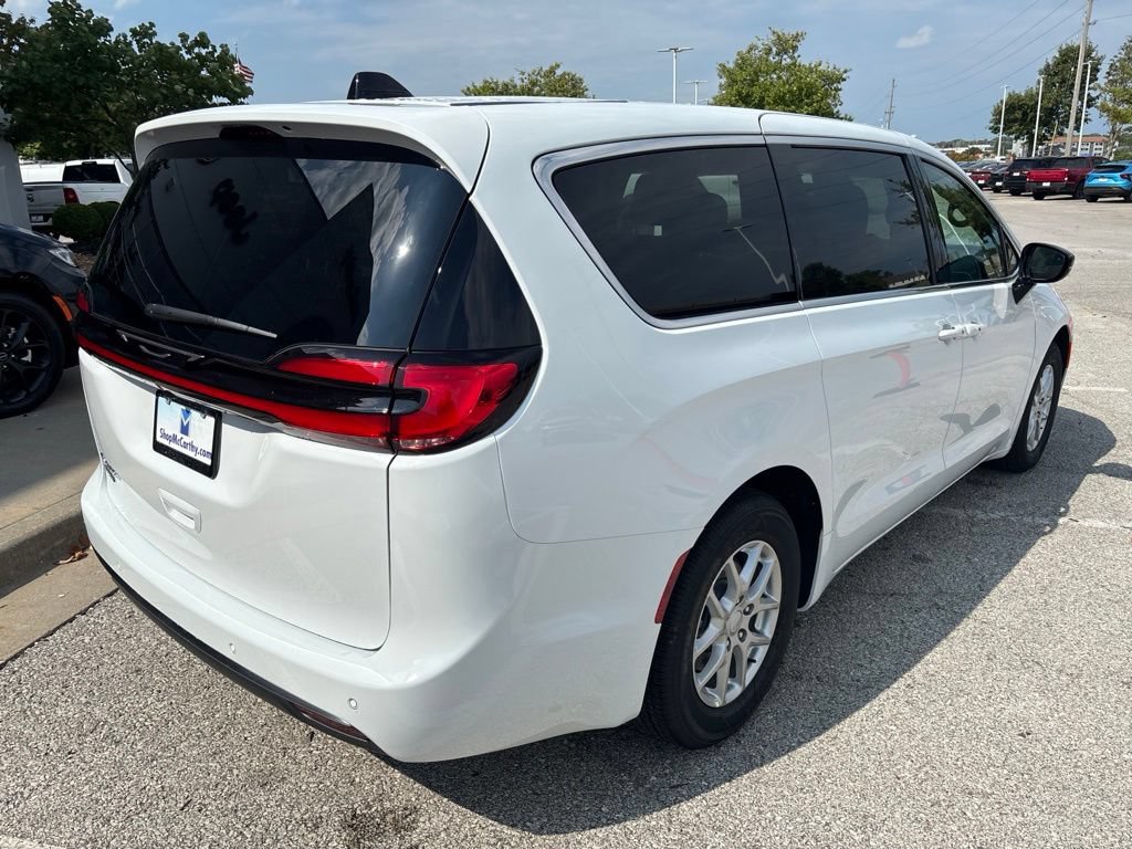 New 2027 Chrysler Pacifica Select FWD image 12