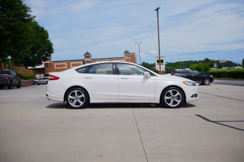 Used 2016 Ford Fusion SE w/ Equipment Group 201A image 4