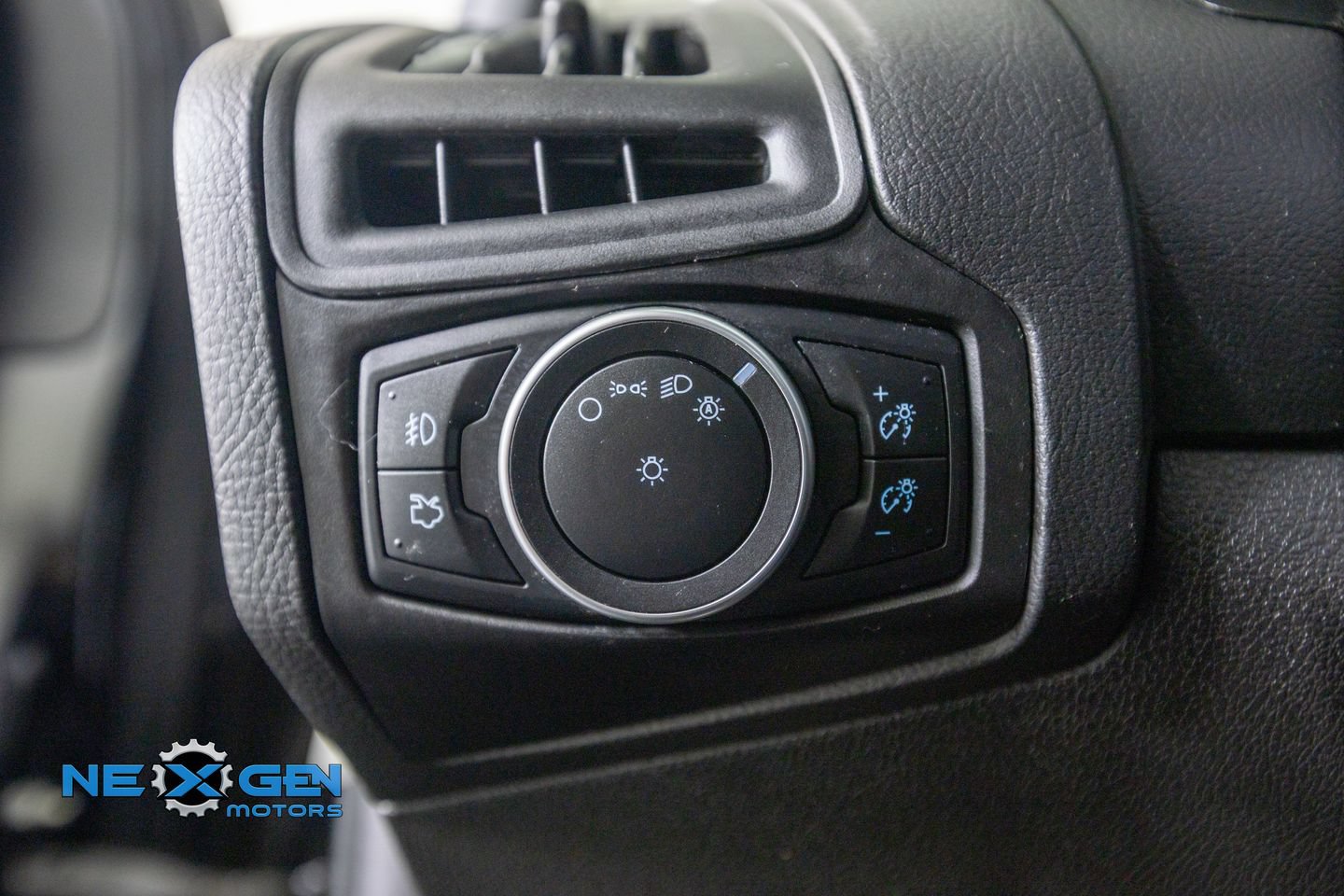 Used 2017 Ford Focus SE w/ SE Sport Package FWD image 13