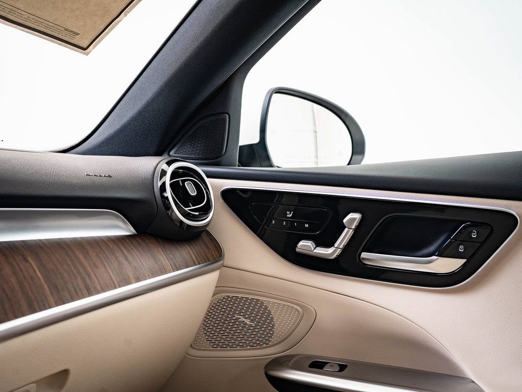 Used 2025 Mercedes-Benz C 300 4MATIC Sedan image 34