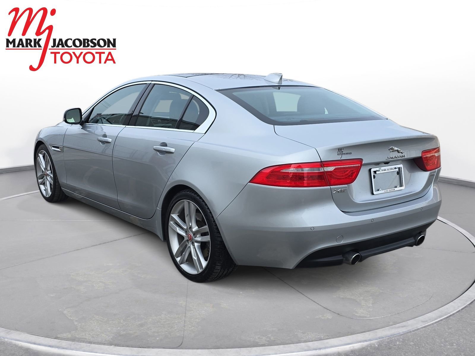 Used 2018 Jaguar XE Prestige image 11