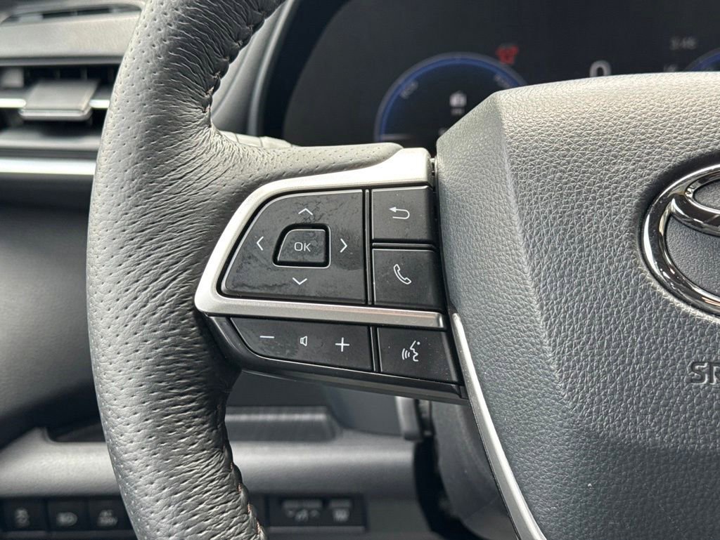 Used 2025 Toyota Sienna Platinum AWD/4WD image 29